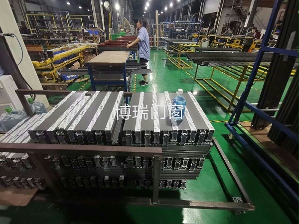 博瑞门窗内部车间